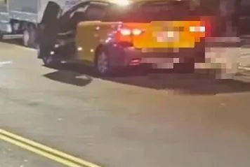 一開始運將在車內死命護車，跟劫匪拉扯。（圖／警方提供）