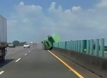 槽車左側車身不斷與遮光柱摩擦,相當駭人。(圖/翻攝a1234winds的Threads,經授權使用)
