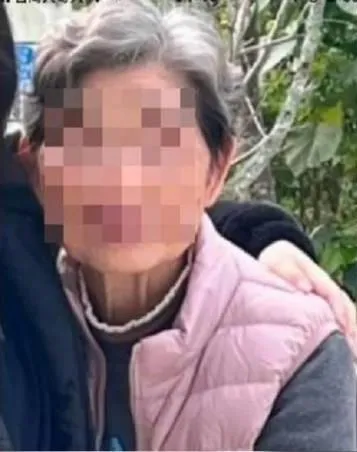 84歲劉姓阿嬤失聯多日，被發現時全身佈滿泥沙，雙手呈現高舉、抓握狀態。（圖／翻攝自Facebook／花蓮爆料王）