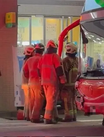 警消獲報後迅速趕抵現場救援，一旁停放的國道客運也疑遭波及致車頭受損。（圖／翻攝yyh0808的Threads，經授權使用）