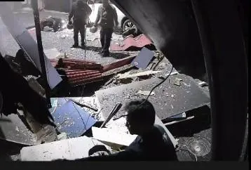 台南市新營區晚間發生民宅氣爆意外,驚悚爆炸瞬間也曝光。(圖/民眾提供)
