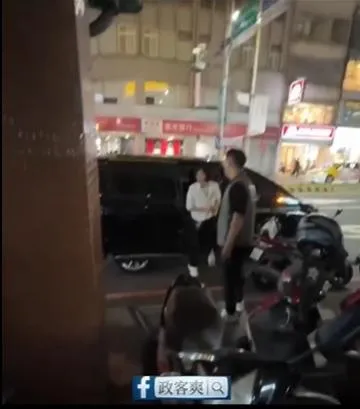 民進黨新北市長參選人蘇巧慧13日前往三重拜票被發現在紅線違停(攝自政客爽臉書)