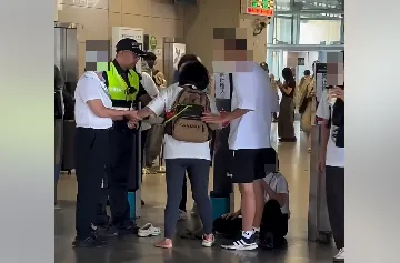 女性旅客因電子票證問題與台鐵站員爭執，雙方一度發生拉扯。（圖／翻攝自臉書／三鐵情報社：事故通報與鐵道事件分享）
