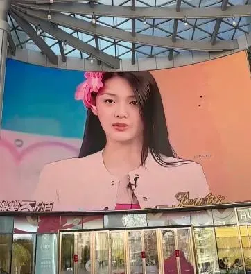 南京吾悅廣場的電視牆上也同樣播放著大S生前的在螢光幕上的點點滴滴。（圖／翻攝自小紅書）
