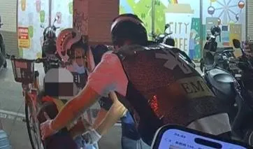 救護人員將受傷女行人送醫治療。（圖／警方提供）