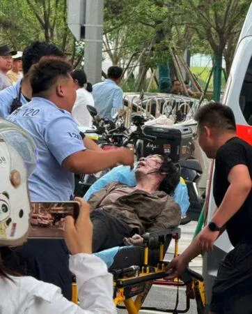 網傳一名女傷者被擔架抬出。(圖/翻攝X)