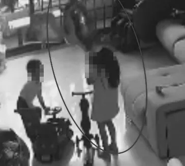 吳姓父親指出他去上廁所，出來就看到她倒在地上，臉上竟然黏著氣球，於是他趕快把氣球扯掉，結果她嘴唇都變黑了，完全沒反應，嚇死他了！（圖／翻攝畫面）