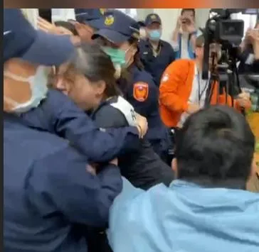 環評會現場衝突相當激烈，環團理事長張淑芬狠咬女警。（圖／中天新聞）