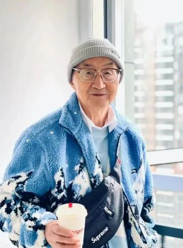 康康爺爺穿搭時髦有型。(圖/翻攝新浪微博)