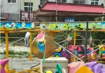 大陸河南省滎陽市1名2歲女童遭小火車輾斃,現場仍有孩童在玩耍。(圖/翻攝自微博@大風新聞)