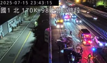 一輛大貨車行經國1北上171公里時，疑車速過快追撞前方小貨車。（圖／中天新聞）