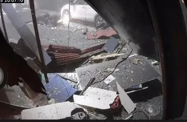 台南市新營區晚間發生民宅氣爆意外,驚悚爆炸瞬間也曝光。(圖/民眾提供)