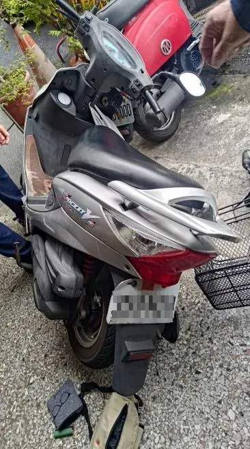 黃姓男子騎偷來的機車,行經台中市北屯區1處路口違規,遭警方攔查。(圖/警方提供)