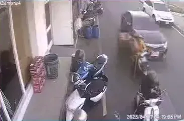 嘉義轎車猛撞等紅燈騎士。（圖／翻攝臉書社團「嘉義綠豆二館」）