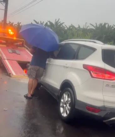 救災人員出動拖車將受困車輛順利移開。（圖／翻攝畫面）