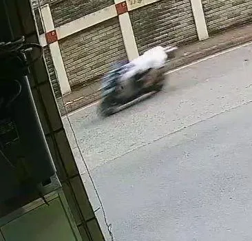 胡男「躺著騎車」酒駕撞死鄭姓女清潔隊員。（圖／民眾提供）