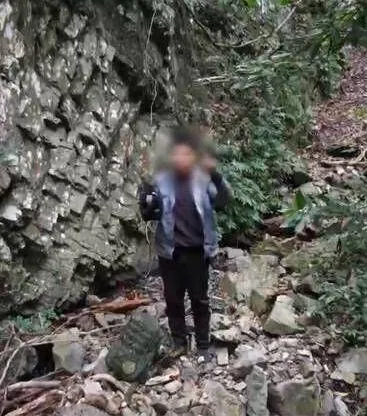 江姓裝甲兵看來毫髮無傷，還對空拍機鏡頭比讚，狀態看來很好。（圖／飛馬勇士提供）
