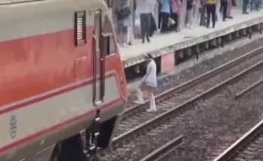 桃園車站今(18)日傍晚發生驚險意外,一名女性旅客在141次自強號列車進站前突然落軌。(圖/翻攝自抖音)