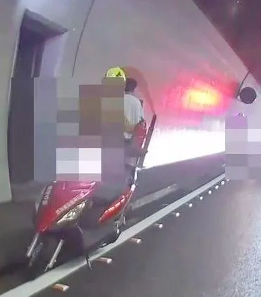 陳男(中白衣者)情緒失控坐在車道邊。(圖/警方提供)