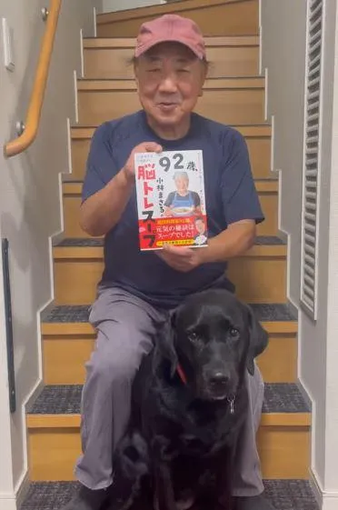 92歲的小林勝雙腿有力，全靠日走7千步。（圖／翻攝自IG＠kobayashimasami.masaru）