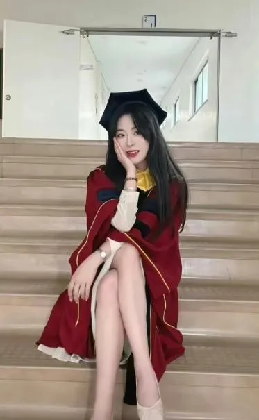 蓋女剛從韓國大邱天主教大學研究所畢業。（圖／翻攝微博）