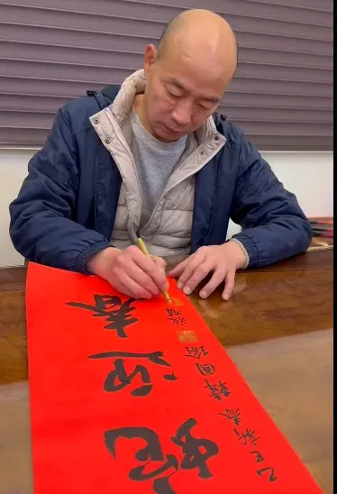 韓國瑜為春聯簽名。(圖/翻攝韓國瑜臉書)