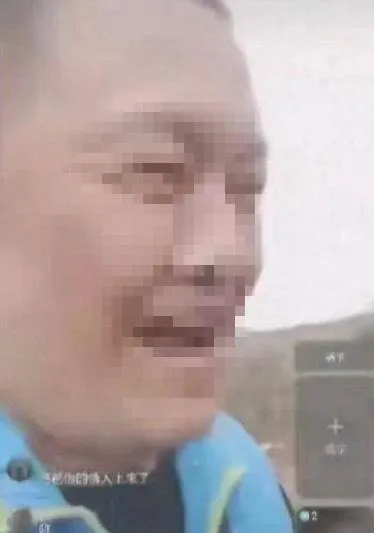 該名狂男縱火時的囂張嘴臉。(圖/翻攝抖音)