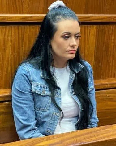 35歲的幼教工作者安柏.李.休斯(AmberLee Hughes)在法庭上願意認罪承認殺人罪嫌,但仍否認性侵指控。(圖/翻攝X)