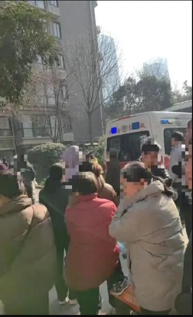 西安男子踩空電梯,自15樓墮入電梯井,大批住戶圍觀。(圖/翻攝極目新聞)