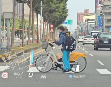 高雄市鳳山國中1名江姓學生（藍衣）牽腳踏車護送1名身障阿伯過馬路，許多人看了讚賞有加。（圖／Threads@jasonfu.mb授權提供）