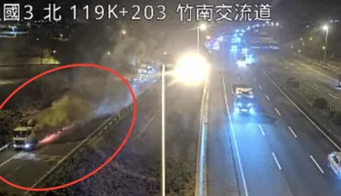 國道3號竹南段一輛大貨車起火燃燒濃煙狂竄。（圖／翻攝自國道公路即時網）