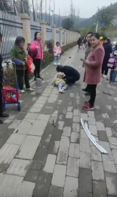 小學生躺地待救援,該事故造成1死4重傷。(圖/翻攝微博)