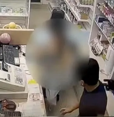 陳姓藥師被爆出開店2年就狂聘女大生員工,人數高達10位。(圖/翻攝畫面)