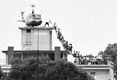 1975年4月29日西貢淪陷，民眾趕搭美國直升機逃離越南。(圖/維基百科)