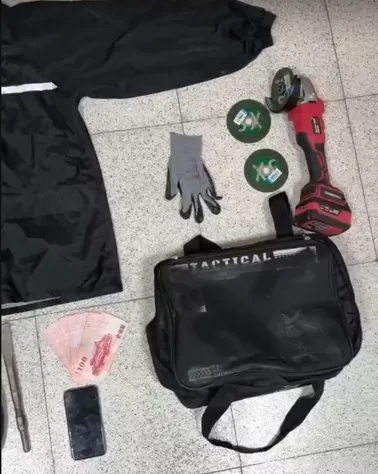嘉義警方追到花蓮新城鄉逮捕黃嫌,現場查扣作案工具和剩餘贓款。(圖/翻攝畫面)