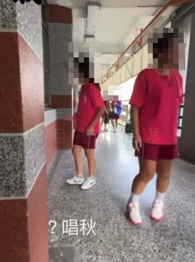 學生逗留在教室外。（圖／翻攝自黑色豪門企業）