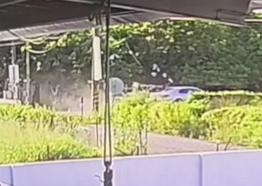 車禍發生瞬間驚悚畫面,強大撞擊力導致車輛噴飛墜溝。(圖/中天新聞)