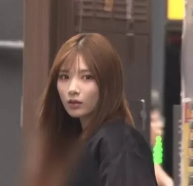 協助迫害受害者的女員工田野和彩卻因為驚人的美貌在網上引起轟動。（圖／翻攝YT／ANNnewsCH）