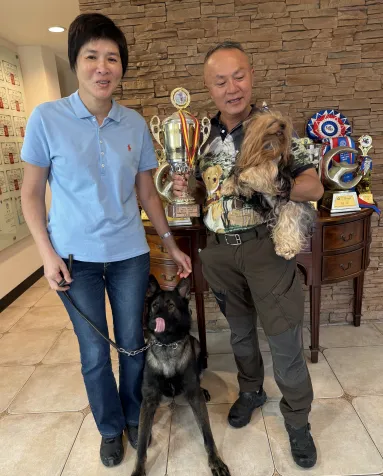 新竹西北訓犬學苑由夫妻檔黃德光、邵秀蘭共同創辦，是全國唯一兩人皆為一級訓練師的組合。學苑訓練犬隻屢獲冠軍，被視為冠軍犬搖籃。（圖／西北訓犬學苑提供）