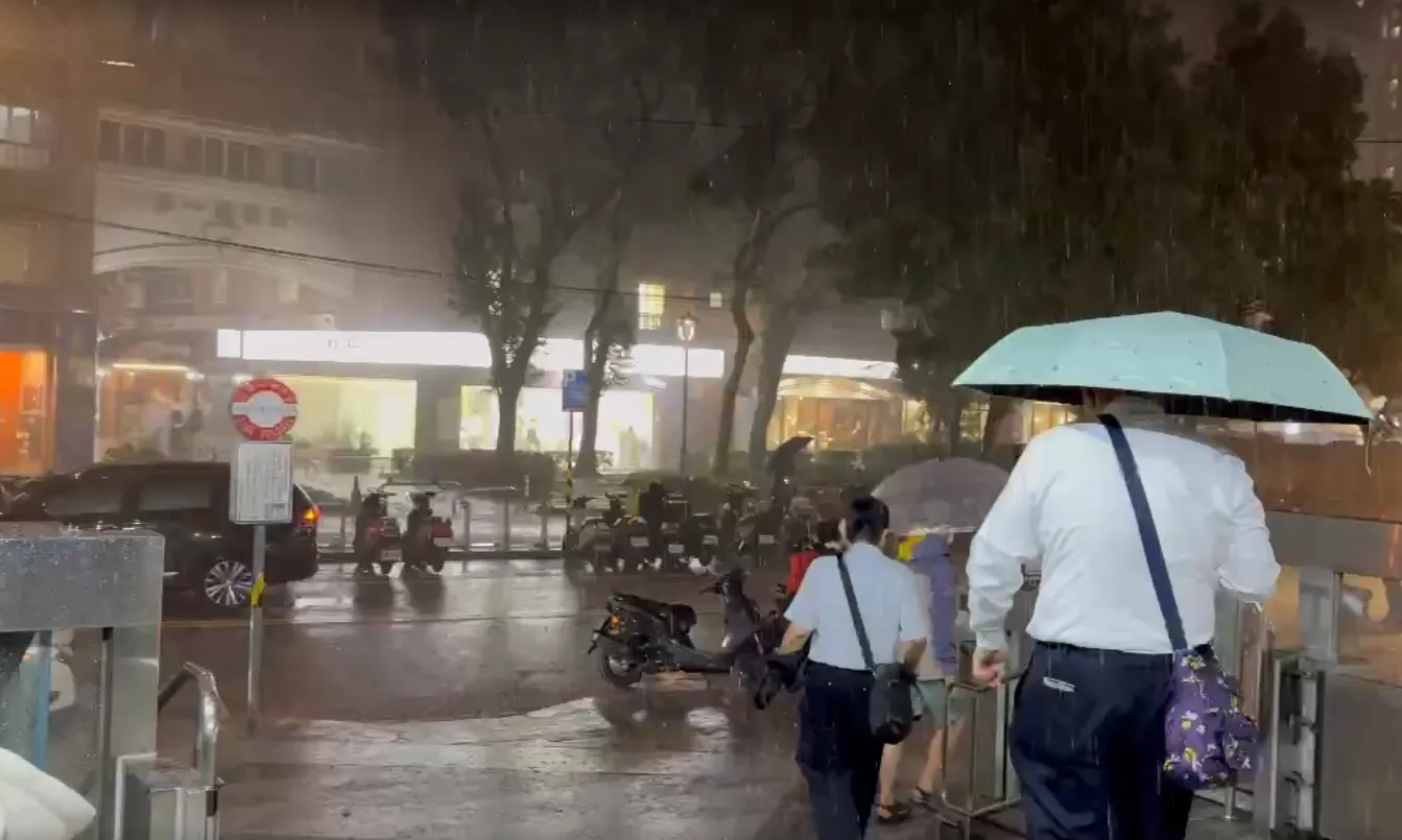 深夜雨彈突升級！17縣市豪雨特報　2地雨量紅爆下到明天