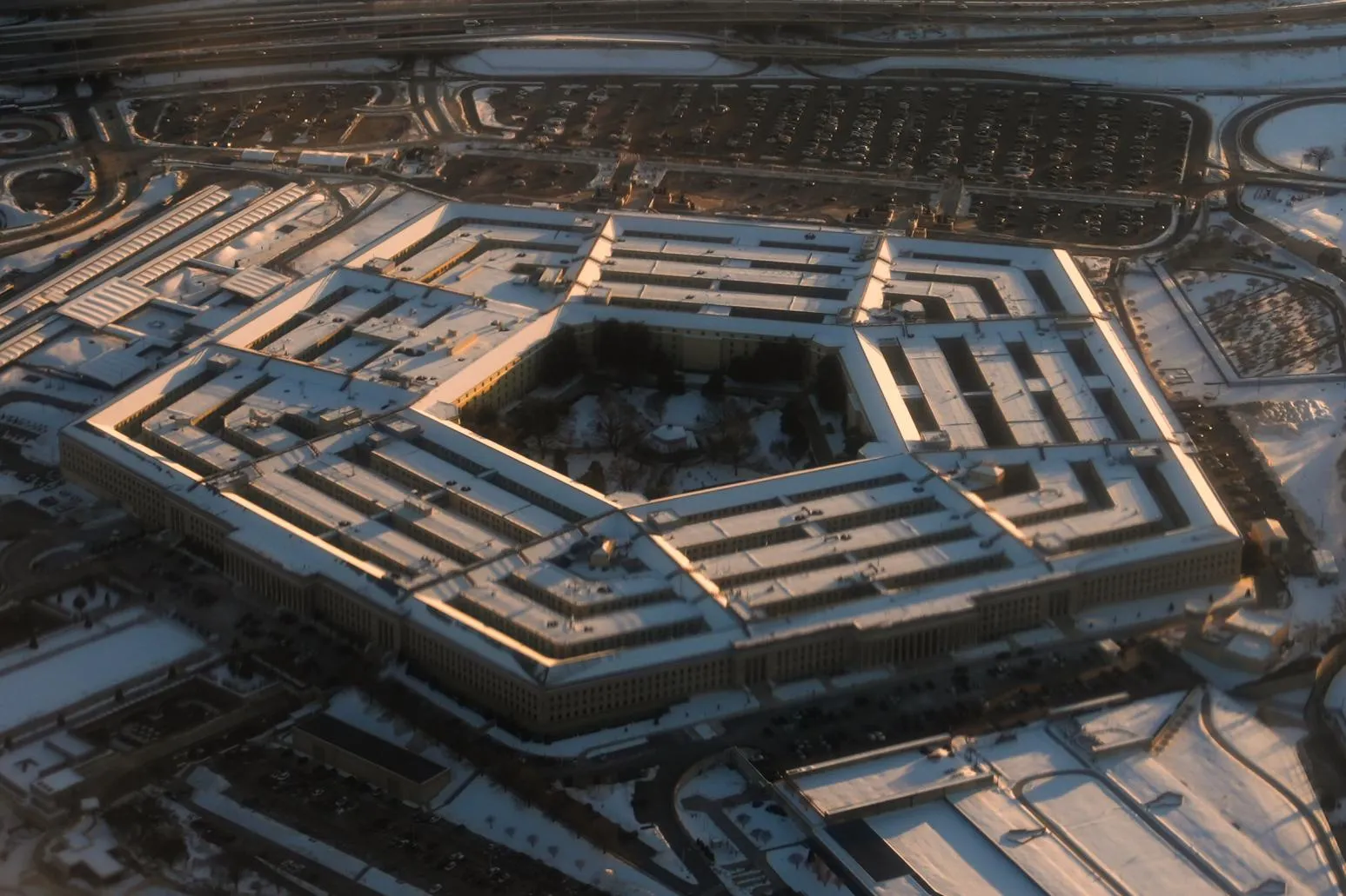 美軍中樞癱瘓！五角大廈驚傳危險物質外洩　軍警穿生化裝備封樓