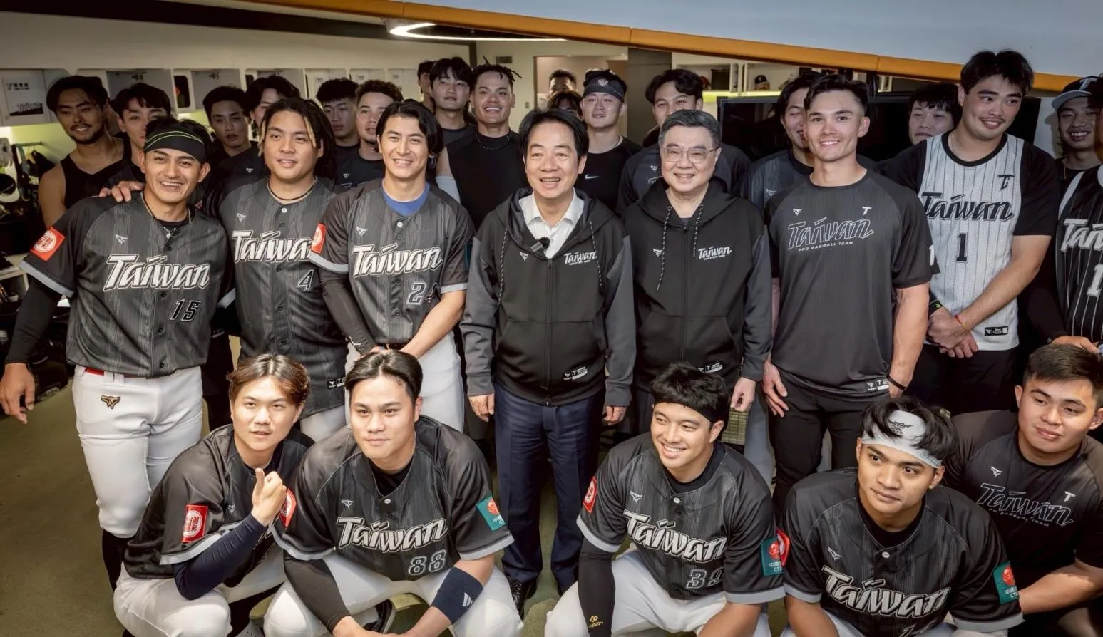 賴清德大巨蛋看台日交流賽 維安人員竟偷峮峮簽名球