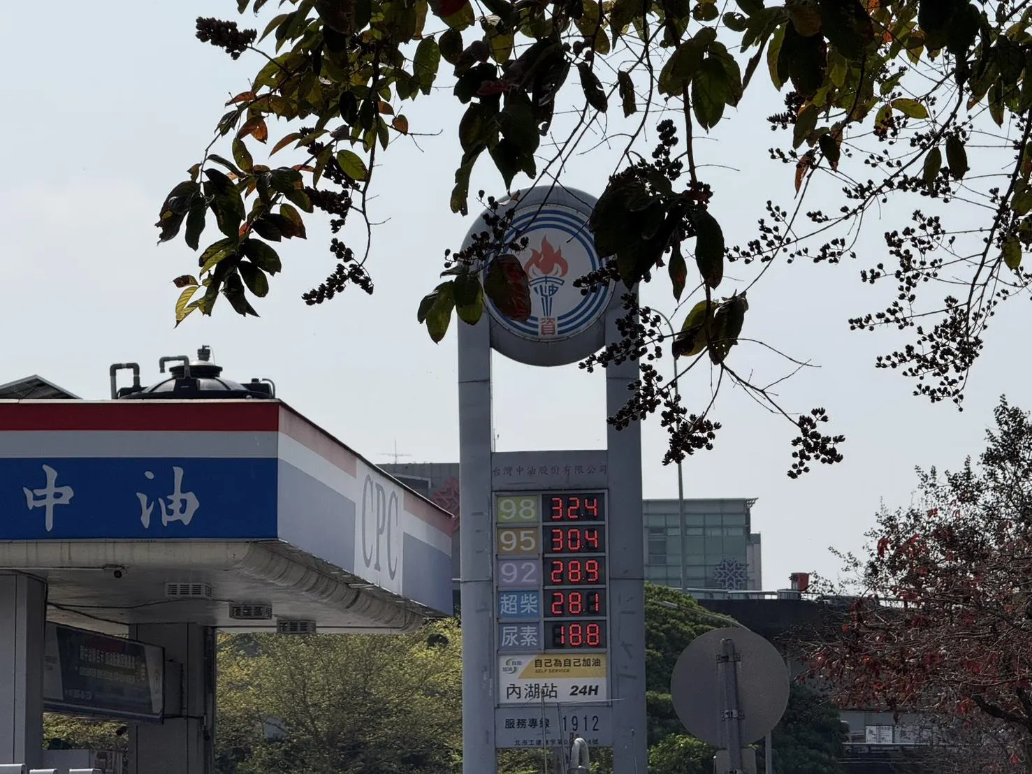 中油吸收估176.3億！下週油價連11凍　汽、柴油價仍持平