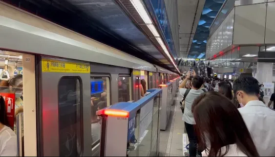 板南線「車廂冒燒焦味」停電！北捷：異常已排除