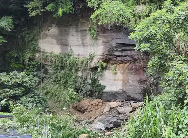 苗栗大湖山區一處五層樓高的山壁突然大片崩落。(圖/園主提供)