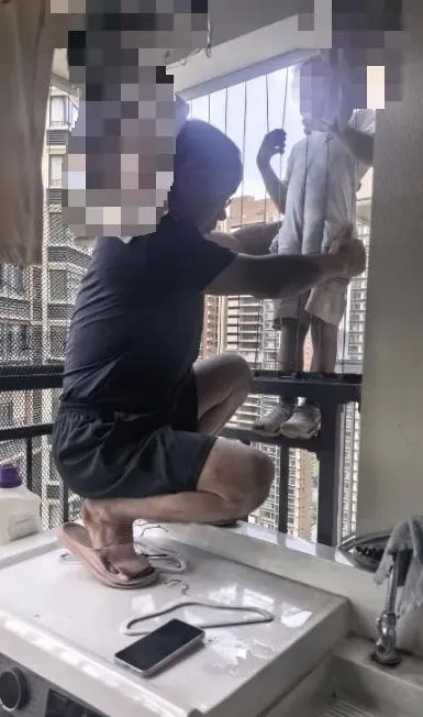 廣西一名男童爬陽台找奶奶。(圖/翻攝自星島網)