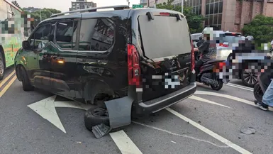 現場一輛廂型車被撞到後輪脫落。（圖／翻攝畫面）