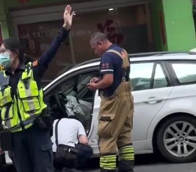 駕駛人已不見蹤影，警方於車上起獲煙火爆竹和毒品。（圖／民眾提供）