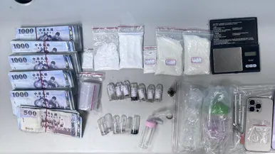警方查扣大量毒品與現金等證物。（圖／翻攝畫面）