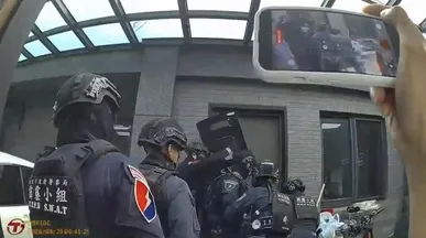 警方破獲暴力討債集團攻堅逮捕嫌犯。（圖／翻攝畫面）